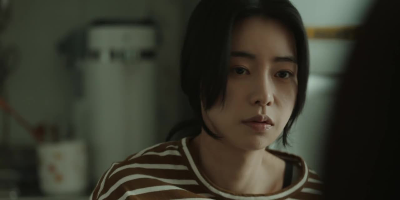 Кадры из сериала Ложь, спрятанная у меня в саду (2023)