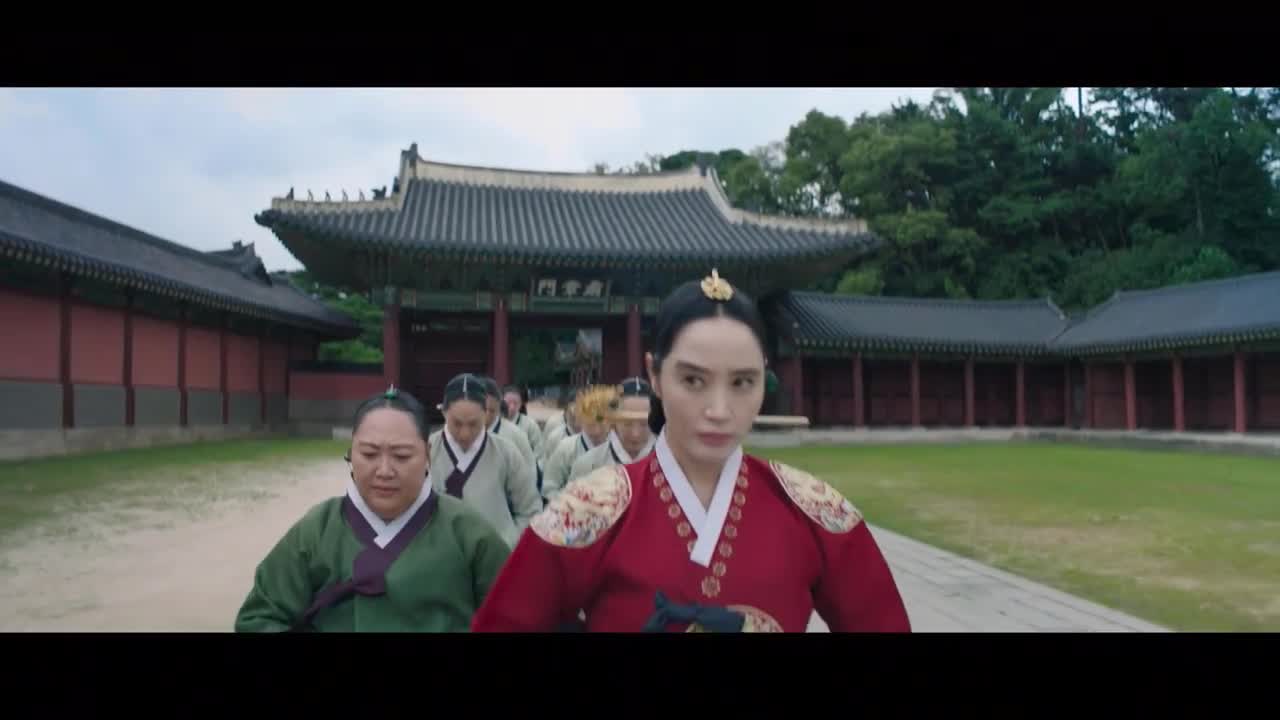 Кадры из сериала Под зонтом королевы (2022)