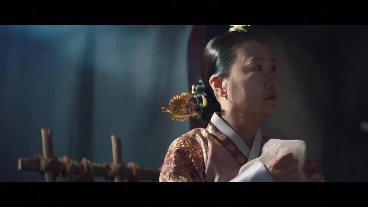 Кадры из сериала Под зонтом королевы (2022)