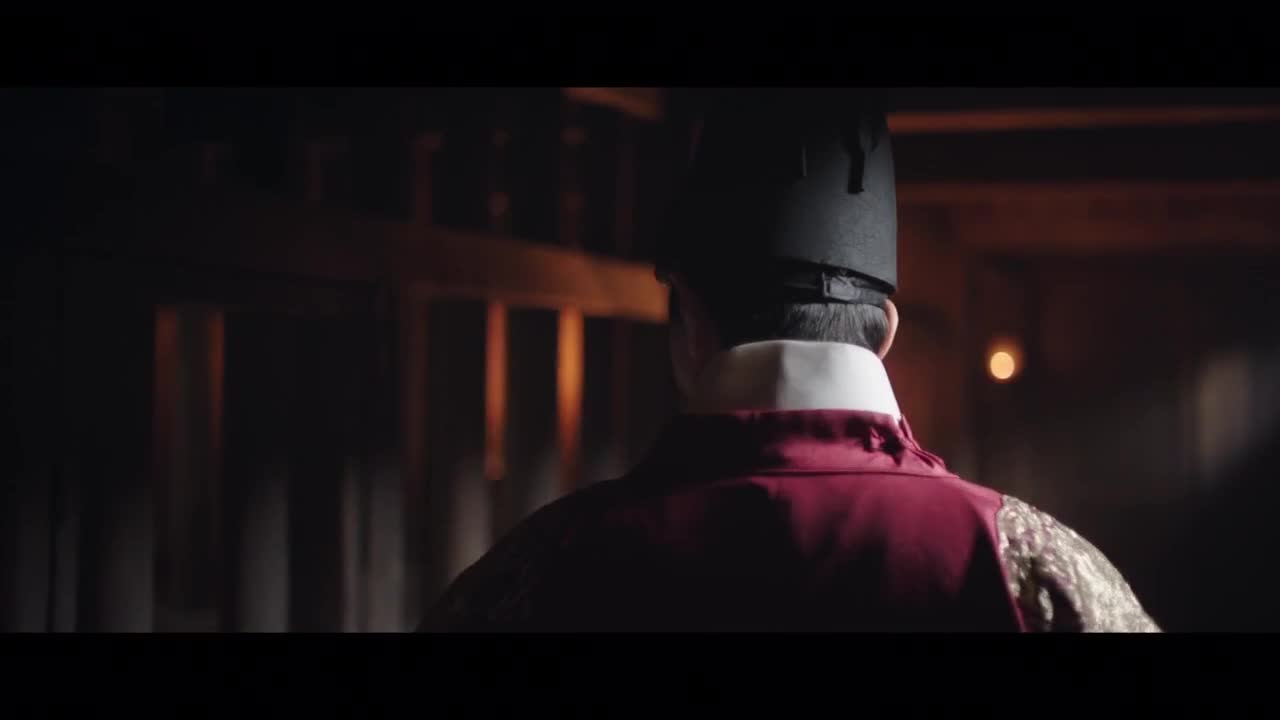 Кадры из сериала Под зонтом королевы (2022)