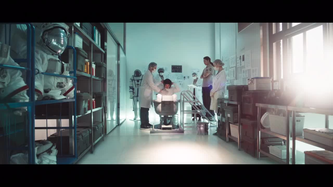Кадры из сериала При свете звезд (2025)