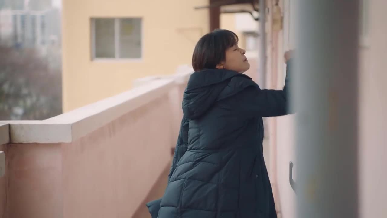 Кадры из сериала Безумец на районе (2021)